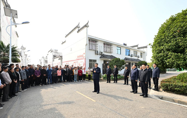 11月4日至6日，中共中央总书记、国家主席、中央军委主席习近平在湖北考察。这是5日上午，习近平在咸宁市嘉鱼县潘家湾镇四邑村考察时，同村民们亲切交流。新华社记者 谢环驰 摄