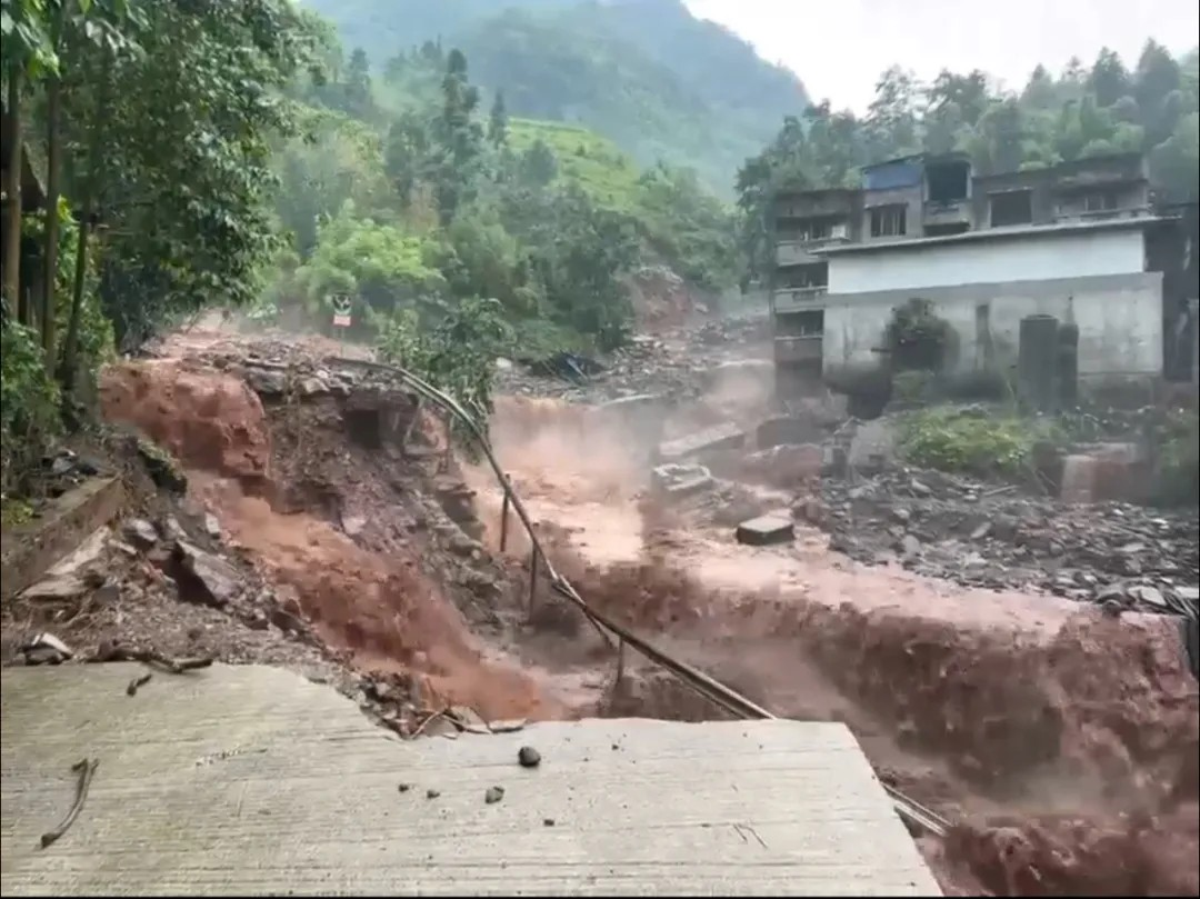 （图为庙坪村部分道路受损情况）